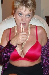 Delicious Lynne - Lynne is not just delicious, she is a mouth watering MILF that you definitely dont want to miss